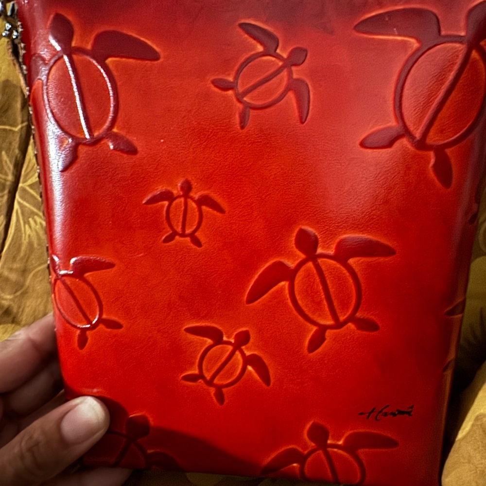 Red Turtle Pattern Crossbody Bag - Picture 2 of 3